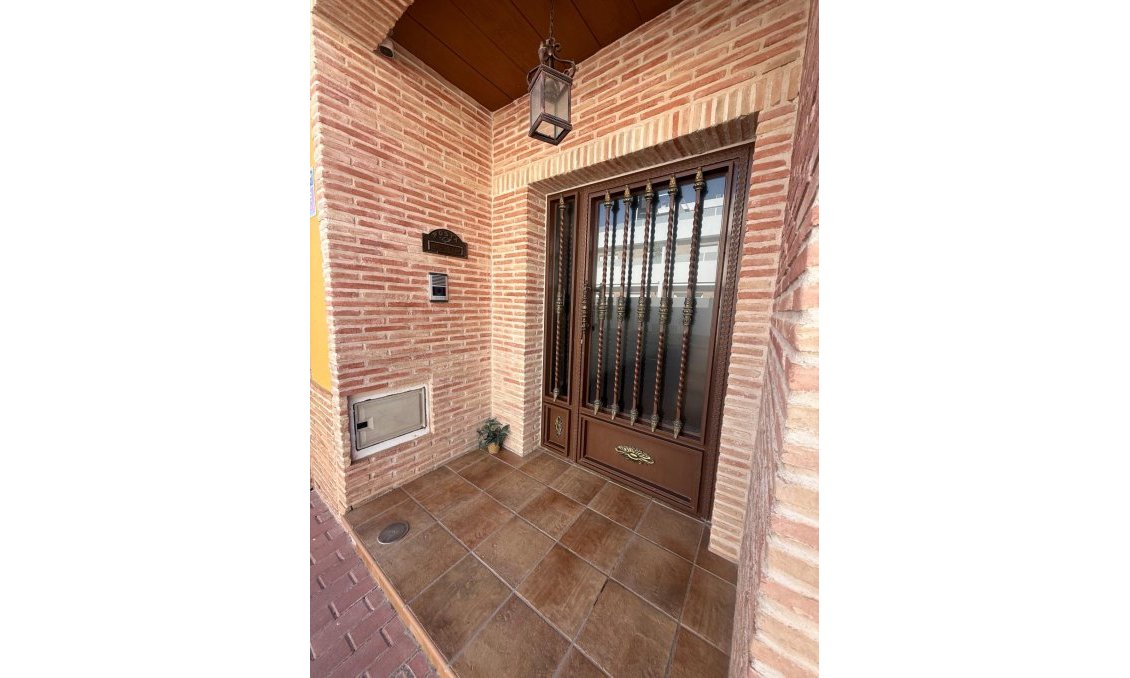 Resale - Townhouse -
Avileses