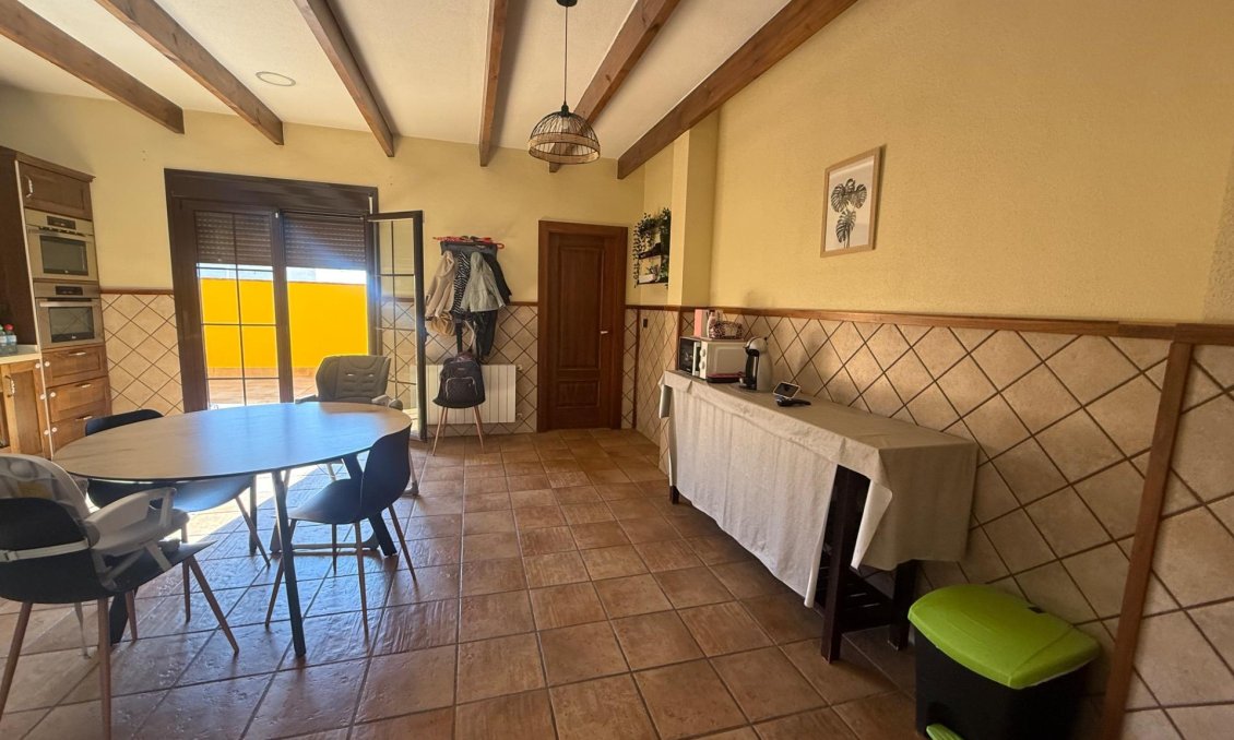 Resale - Townhouse -
Avileses