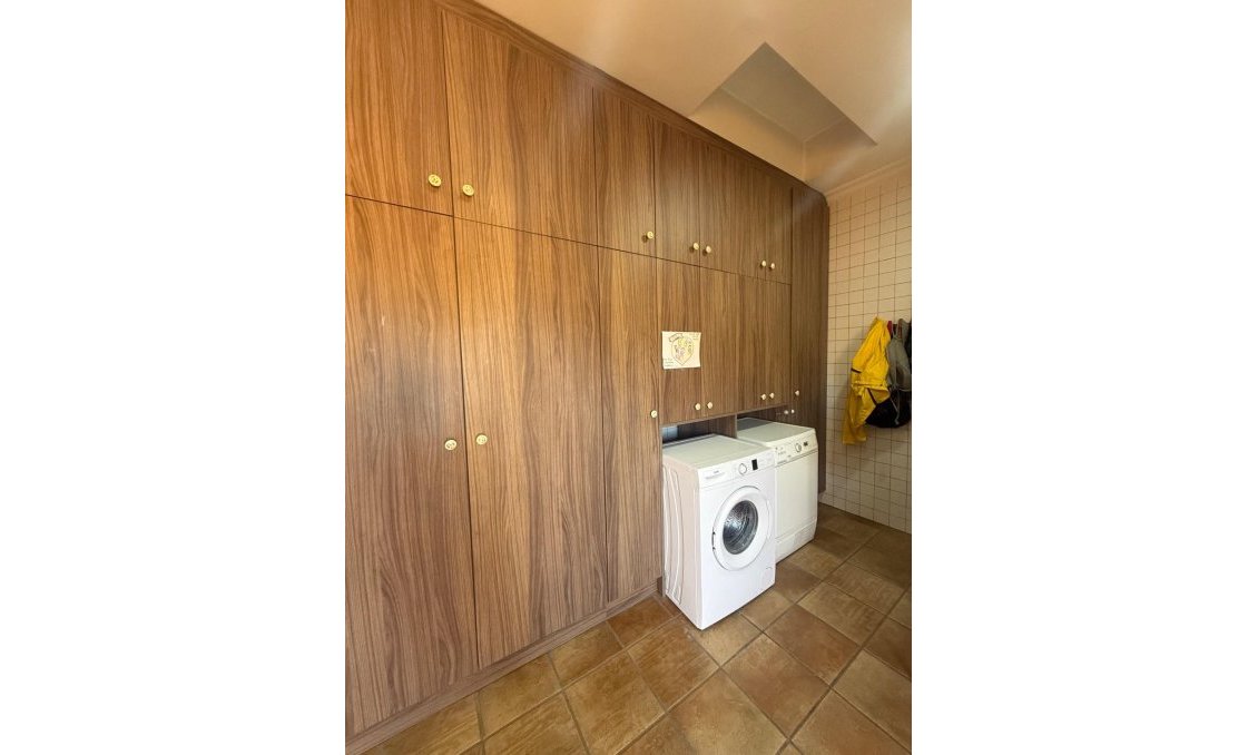 Resale - Townhouse -
Avileses