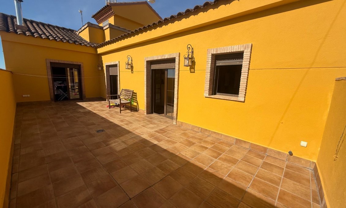 Resale - Townhouse -
Avileses