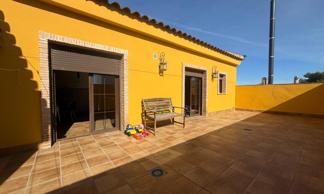 Resale - Townhouse -
Avileses