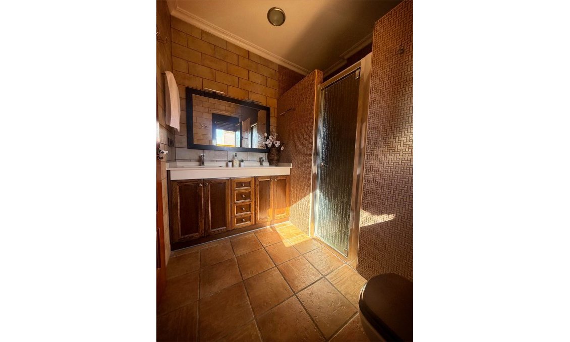 Resale - Townhouse -
Avileses