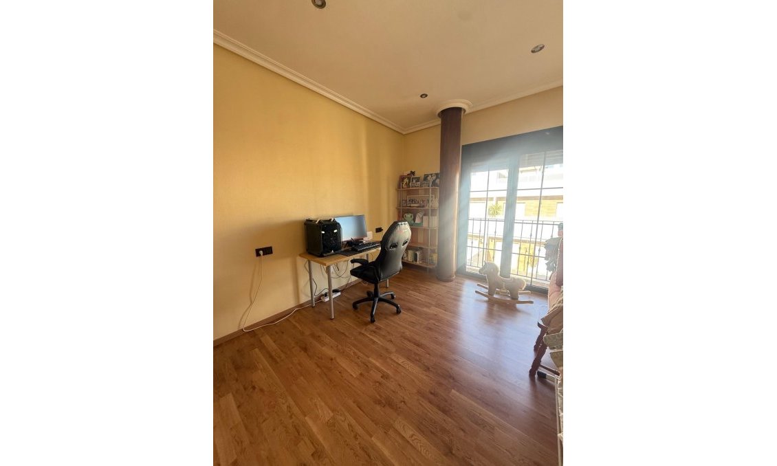 Resale - Townhouse -
Avileses