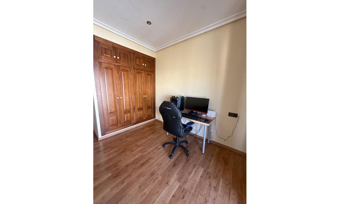 Resale - Townhouse -
Avileses