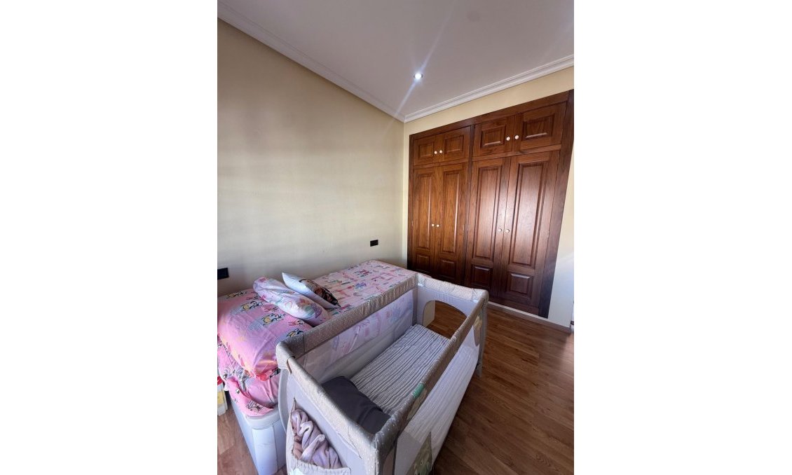 Resale - Townhouse -
Avileses