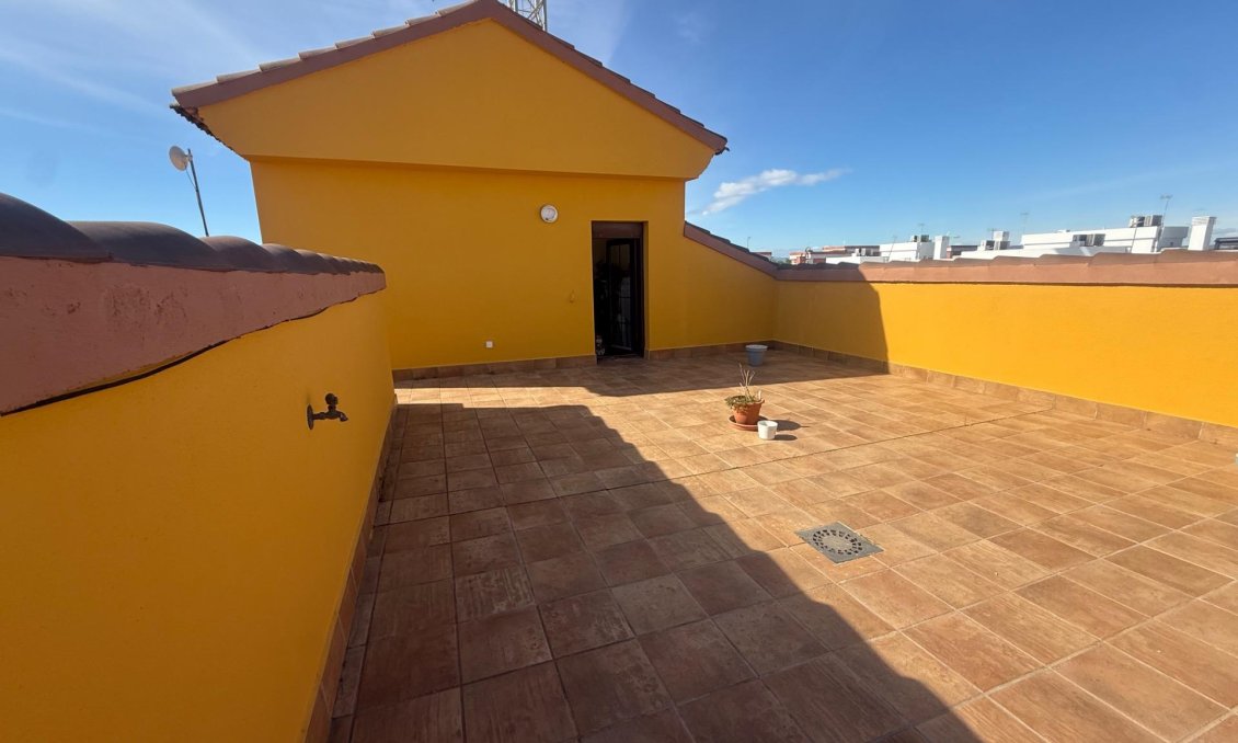 Resale - Townhouse -
Avileses