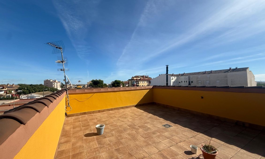 Resale - Townhouse -
Avileses