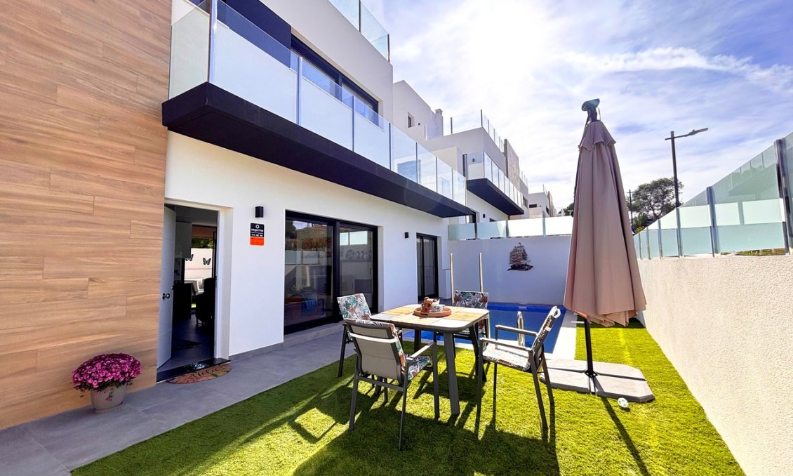 Resale - Villa -
Villamartin - Costa Blanca