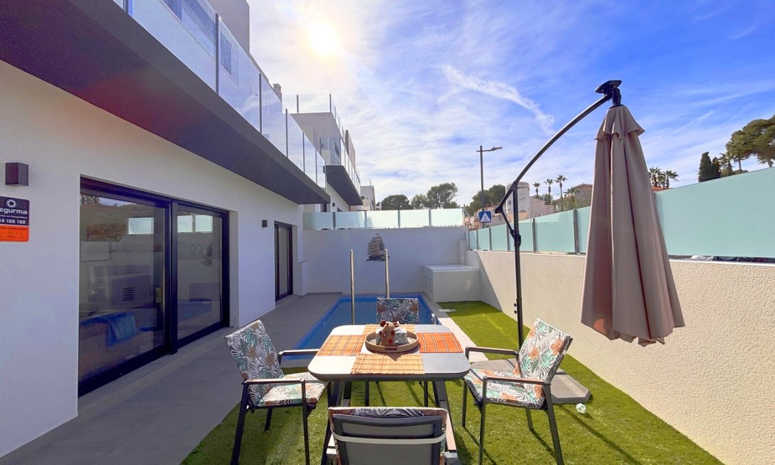 Resale - Villa -
Villamartin - Costa Blanca