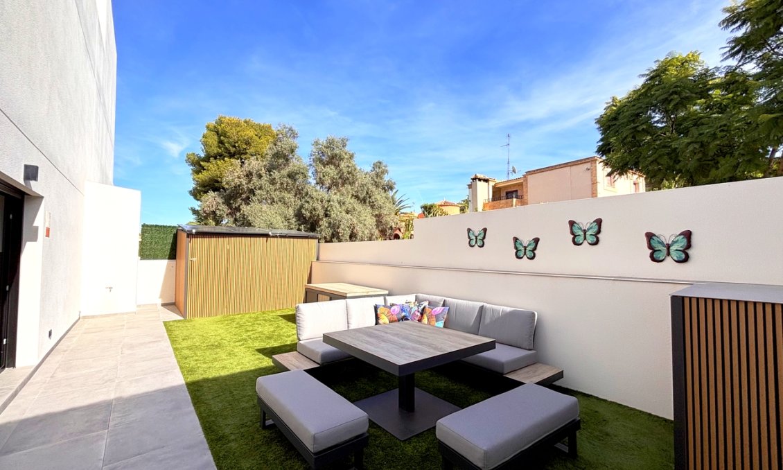 Resale - Villa -
Villamartin - Costa Blanca