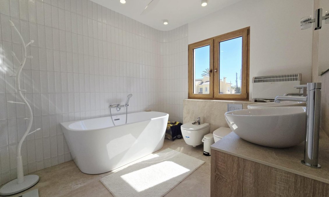 Resale - Villa -
Orihuela Costa - Cabo Roig
