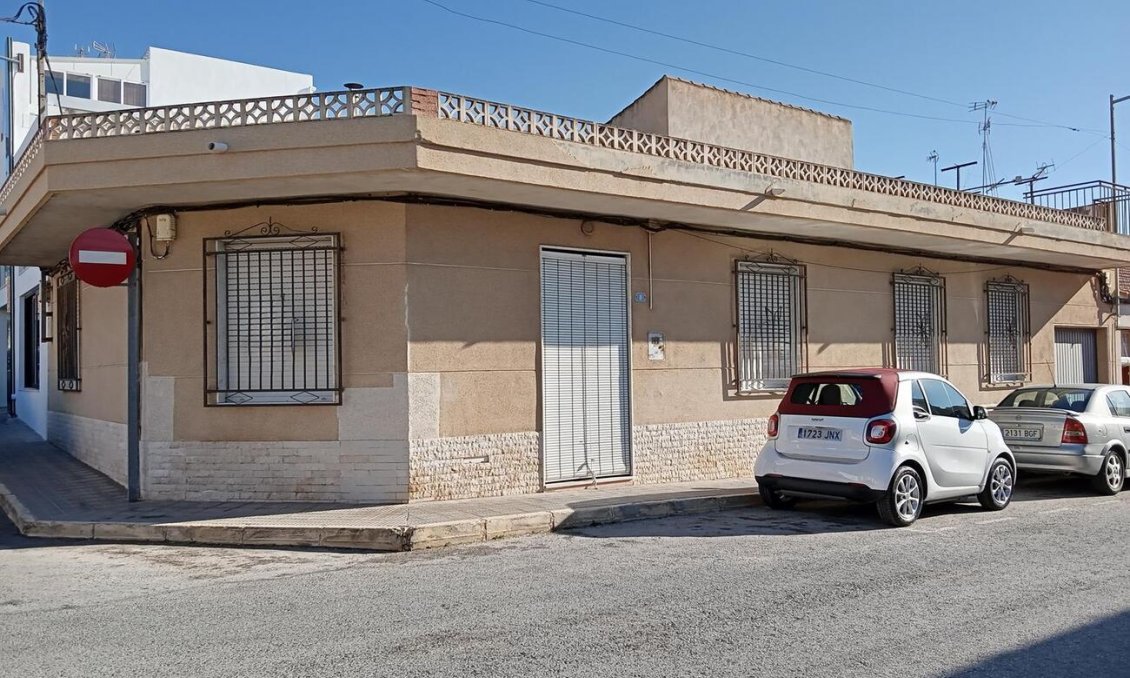 Resale - Villa / Semi semi-detached -
Los Montesinos - PUEBLO CENTRO