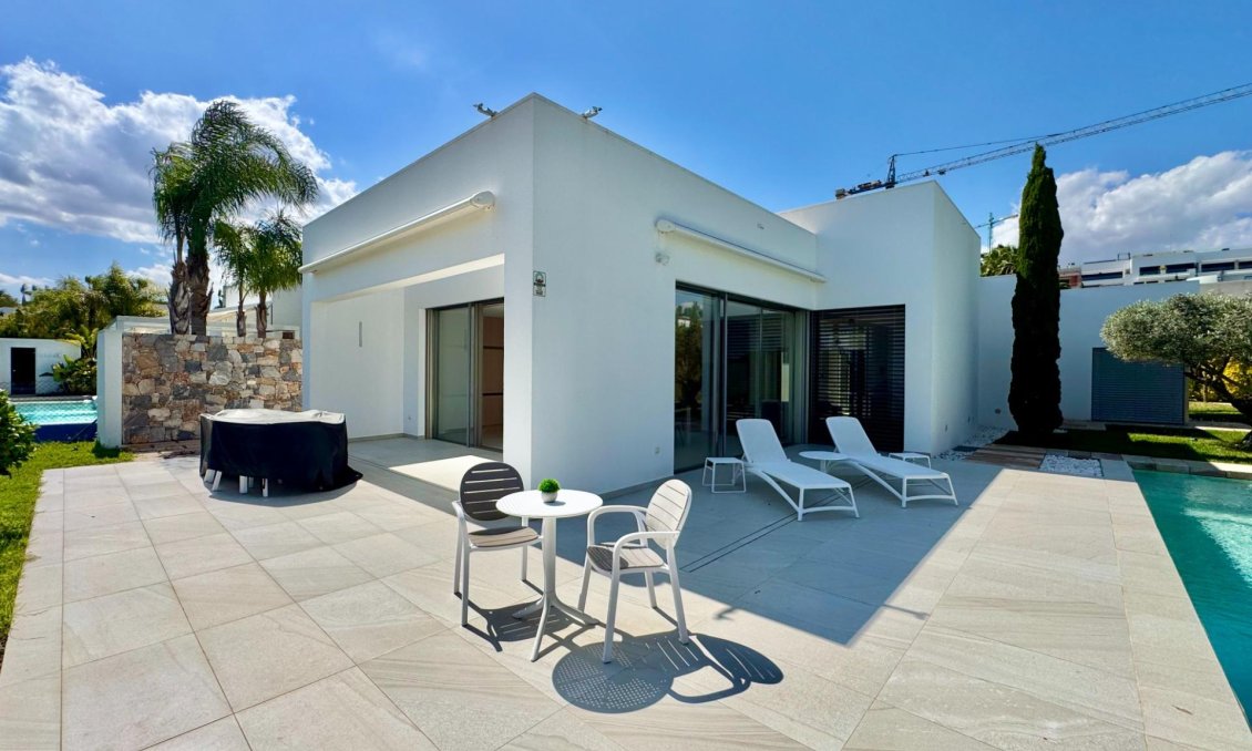 Resale - Villa -
Orihuela - Las Colinas Golf