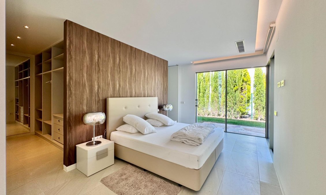 Resale - Villa -
Orihuela - Las Colinas Golf