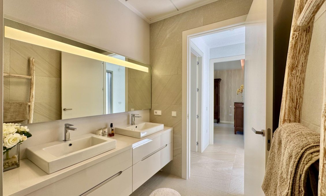 Resale - Villa -
Orihuela - Las Colinas Golf