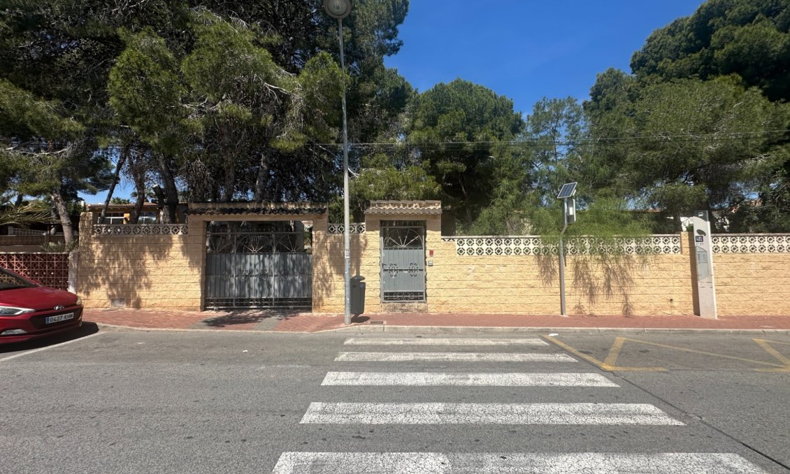 Resale - Villa -
Torrevieja - Costa Blanca