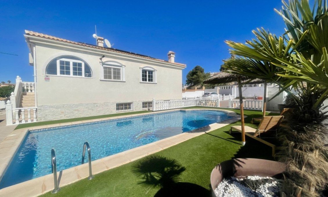 Resale - Villa -
Urb. La Marina - Inland