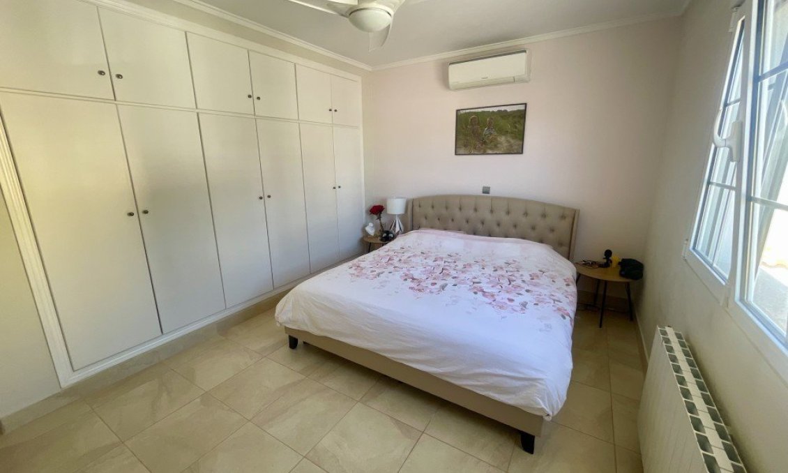 Resale - Villa -
Urb. La Marina - Inland