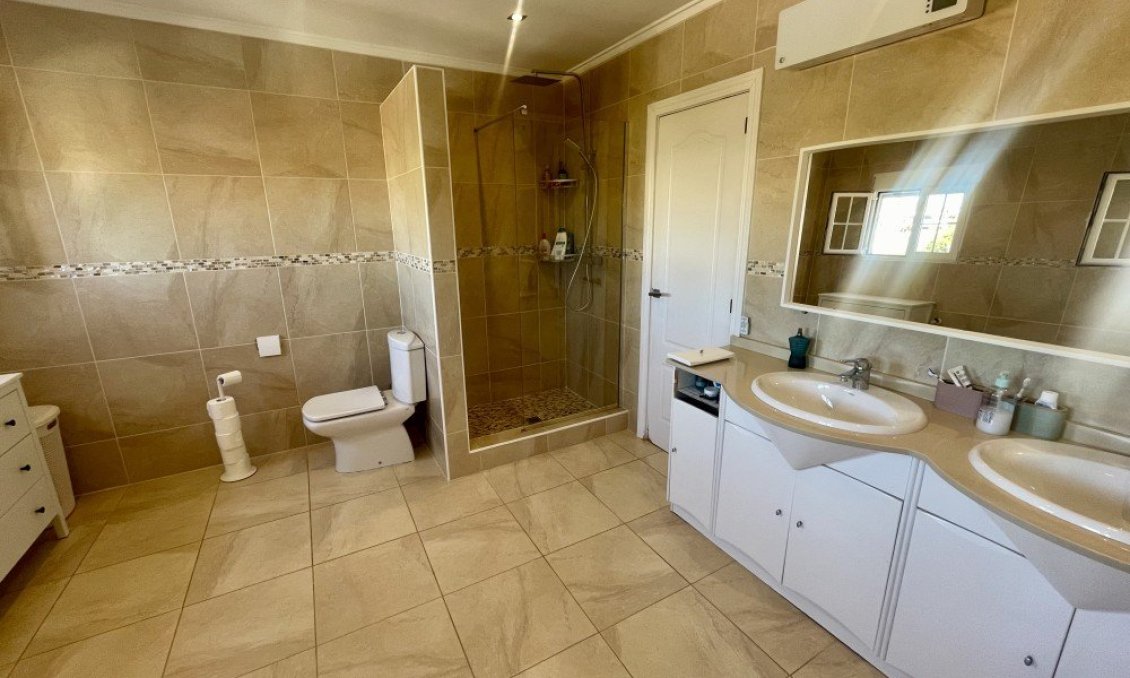 Resale - Villa -
Urb. La Marina - Inland