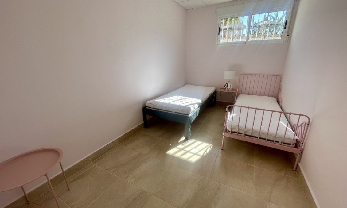 Resale - Villa -
Urb. La Marina - Inland