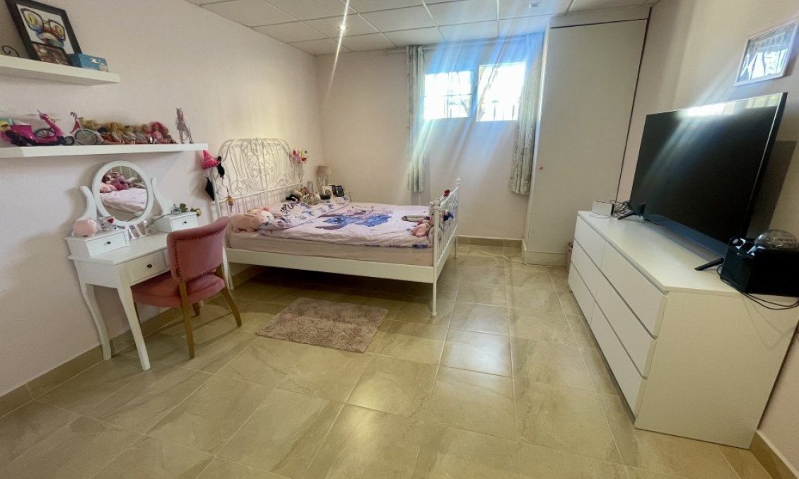 Resale - Villa -
Urb. La Marina - Inland