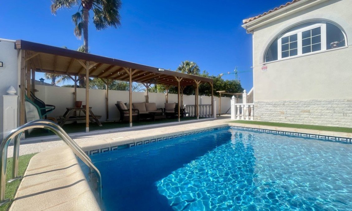 Resale - Villa -
Urb. La Marina - Inland