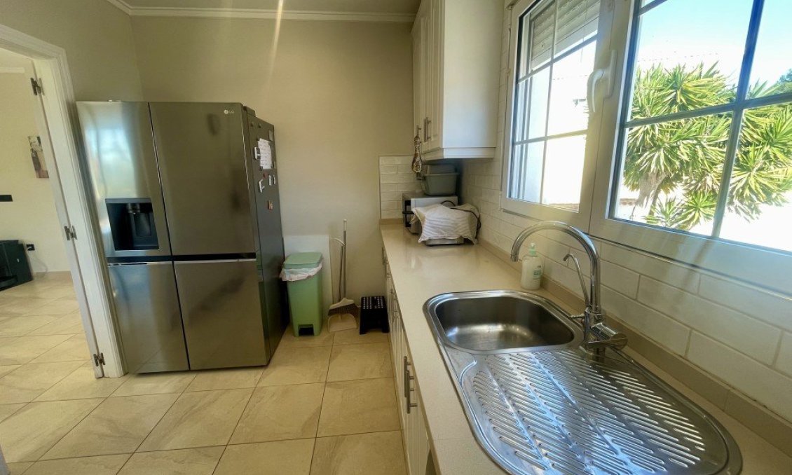 Resale - Villa -
Urb. La Marina - Inland