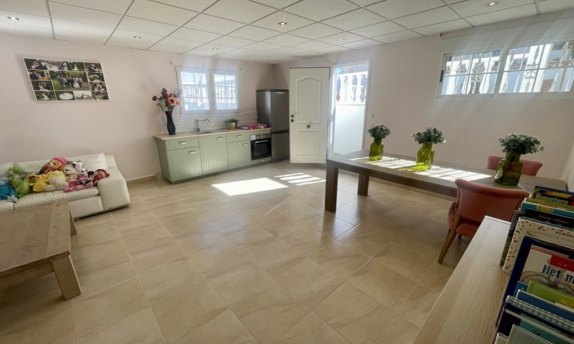 Resale - Villa -
Urb. La Marina - Inland