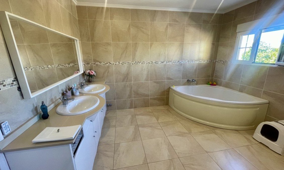 Resale - Villa -
Urb. La Marina - Inland