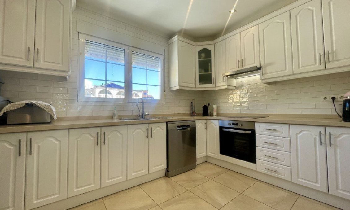 Resale - Villa -
Urb. La Marina - Inland