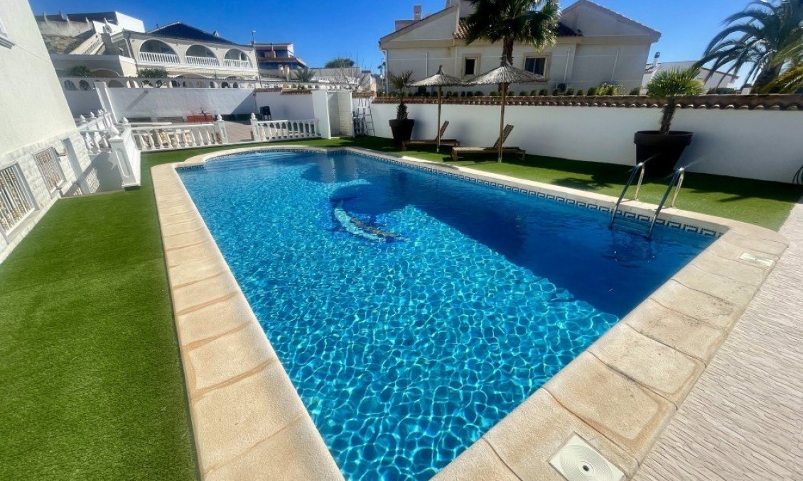 Resale - Villa -
Urb. La Marina - Inland