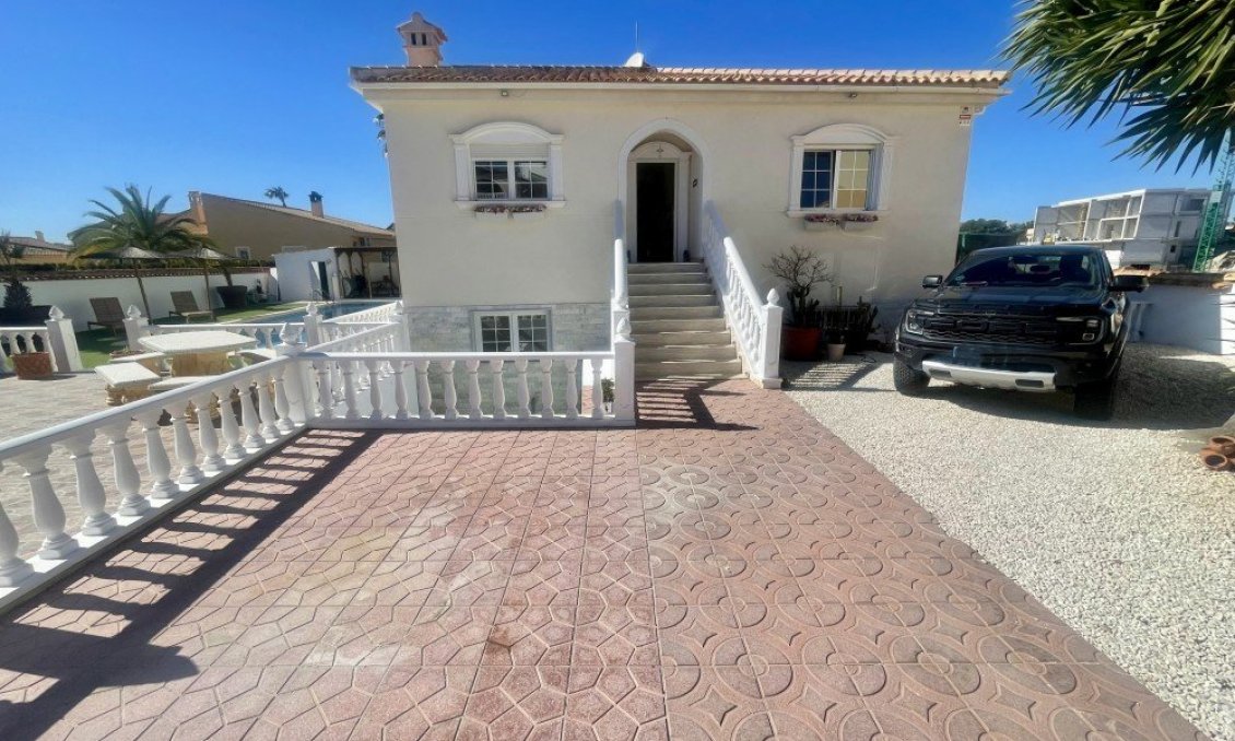 Resale - Villa -
Urb. La Marina - Inland