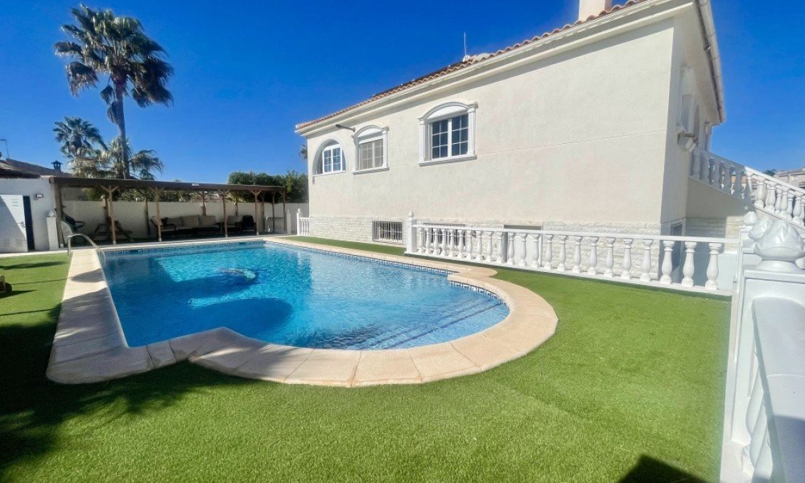 Resale - Villa -
Urb. La Marina - Inland
