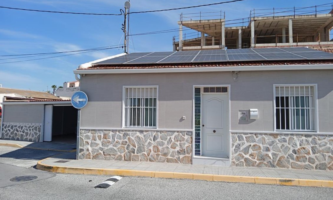 Resale - Villa / Semi semi-detached -
Los Montesinos - PUEBLO CENTRO