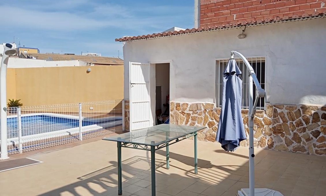 Resale - Villa / Semi semi-detached -
Los Montesinos - PUEBLO CENTRO