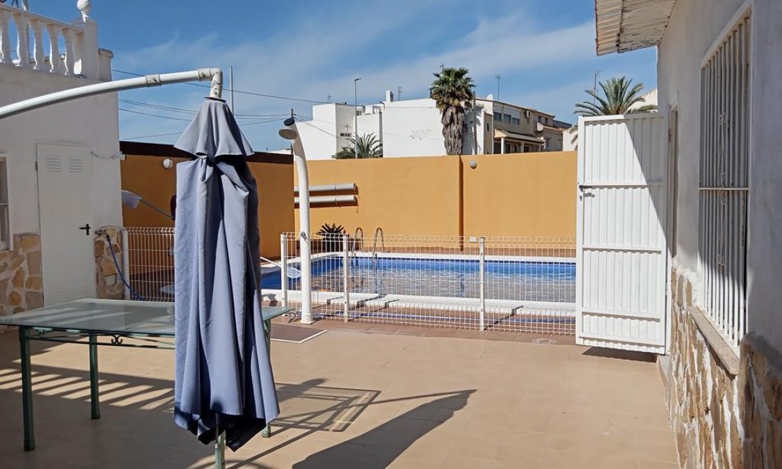 Resale - Villa / Semi semi-detached -
Los Montesinos - PUEBLO CENTRO