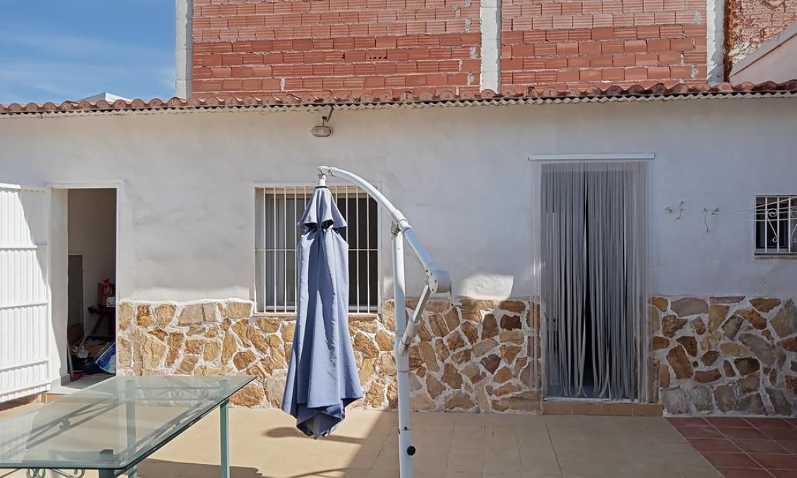 Resale - Villa / Semi semi-detached -
Los Montesinos - PUEBLO CENTRO