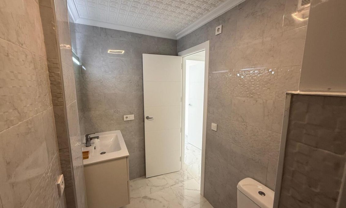 Resale - Apartment -
Torrevieja - Playa del Acequión