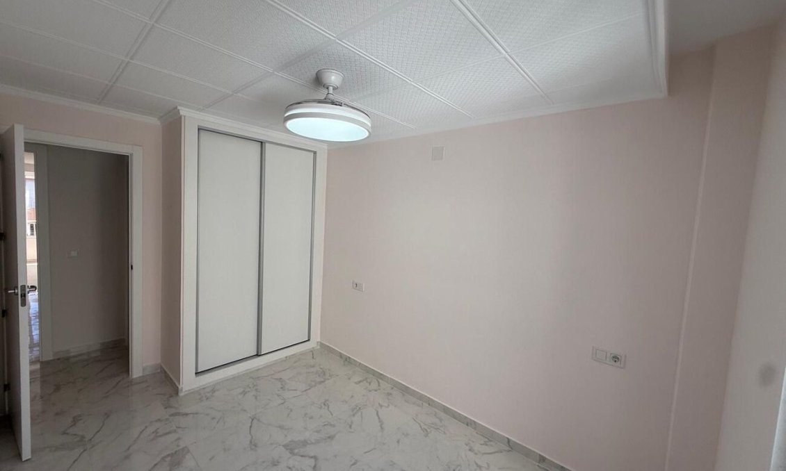 Resale - Apartment -
Torrevieja - Playa del Acequión