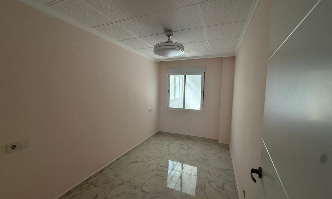 Resale - Apartment -
Torrevieja - Playa del Acequión