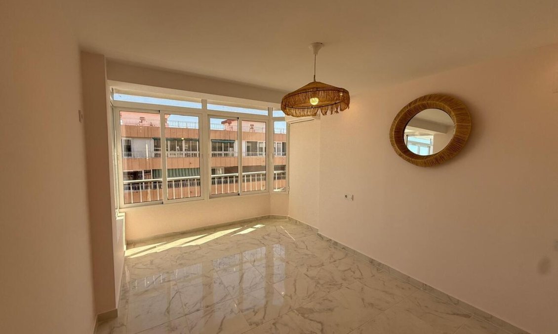 Resale - Apartment -
Torrevieja - Playa del Acequión
