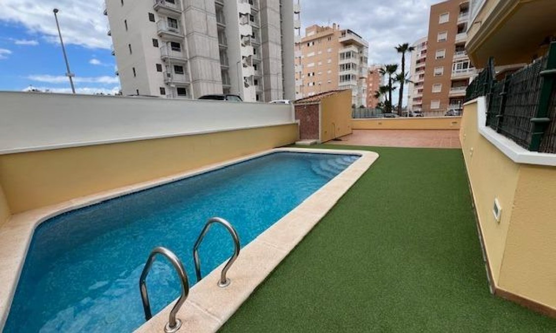 Resale - Apartment -
Guardamar del Segura - Puerto Deportivo