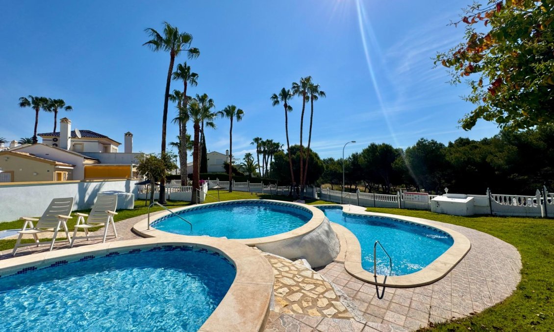 Resale - Bungalow -
Orihuela Costa - Villamartín-las Filipinas
