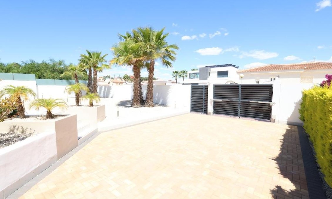 Resale - Villa -
Rojales - Inland