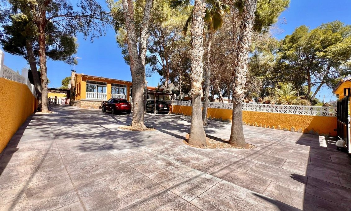 Resale - Villa -
Torrevieja - Los Balcones