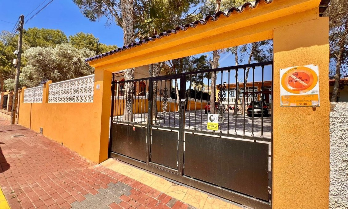 Resale - Villa -
Torrevieja - Los Balcones