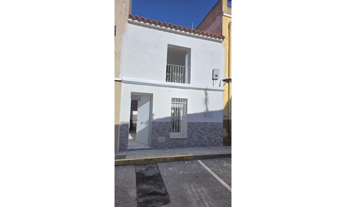Resale - Townhouse -
Pinoso - Inland