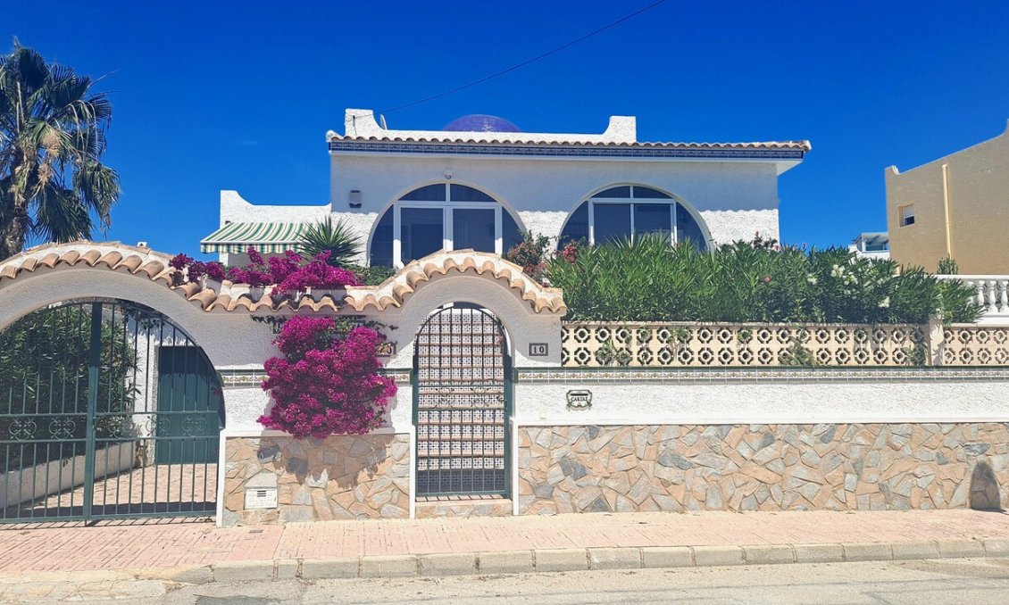 Resale - Villa -
San Miguel de Salinas - Inland