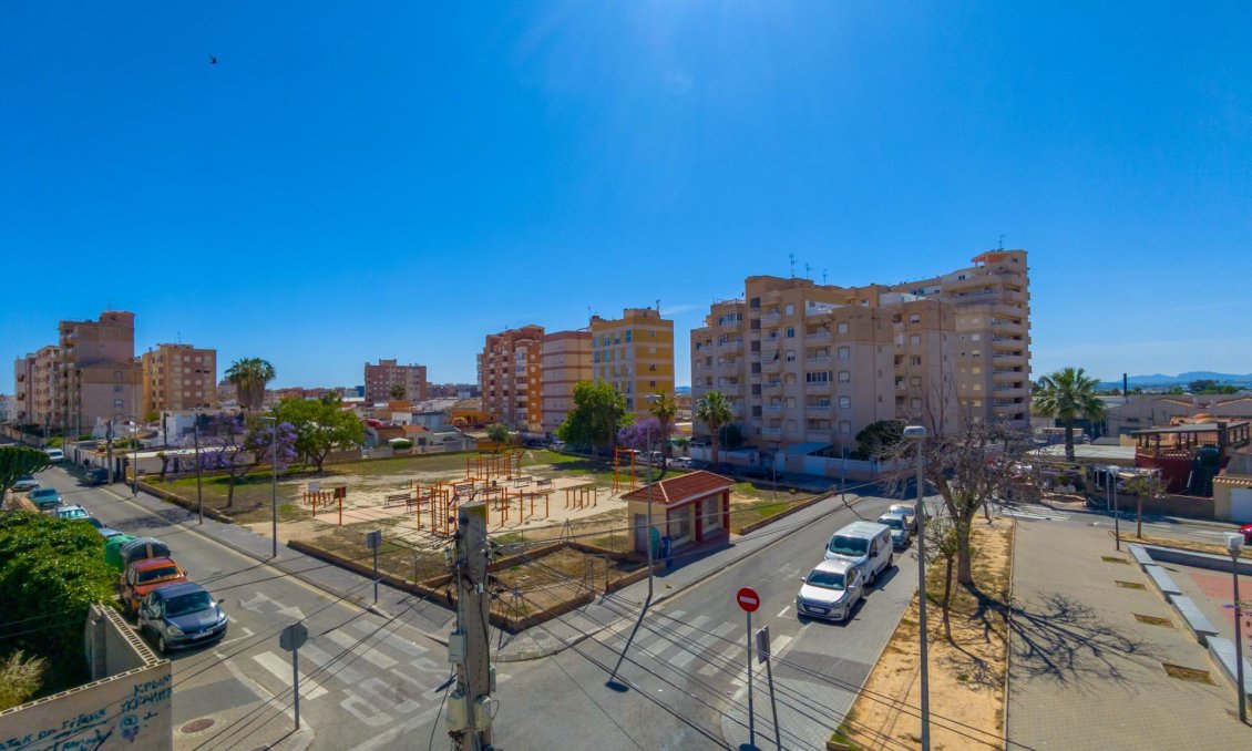 Wiederverkauf - Stadthaus -
Torrevieja - Nueva Torrevieja