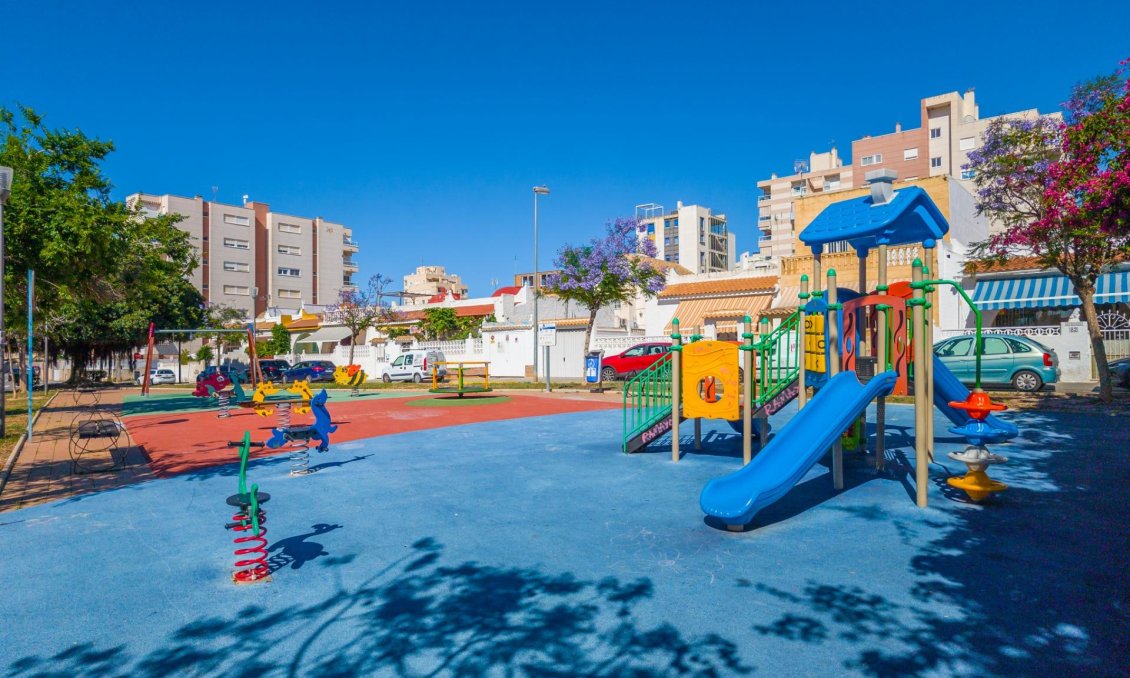 Wiederverkauf - Stadthaus -
Torrevieja - Nueva Torrevieja